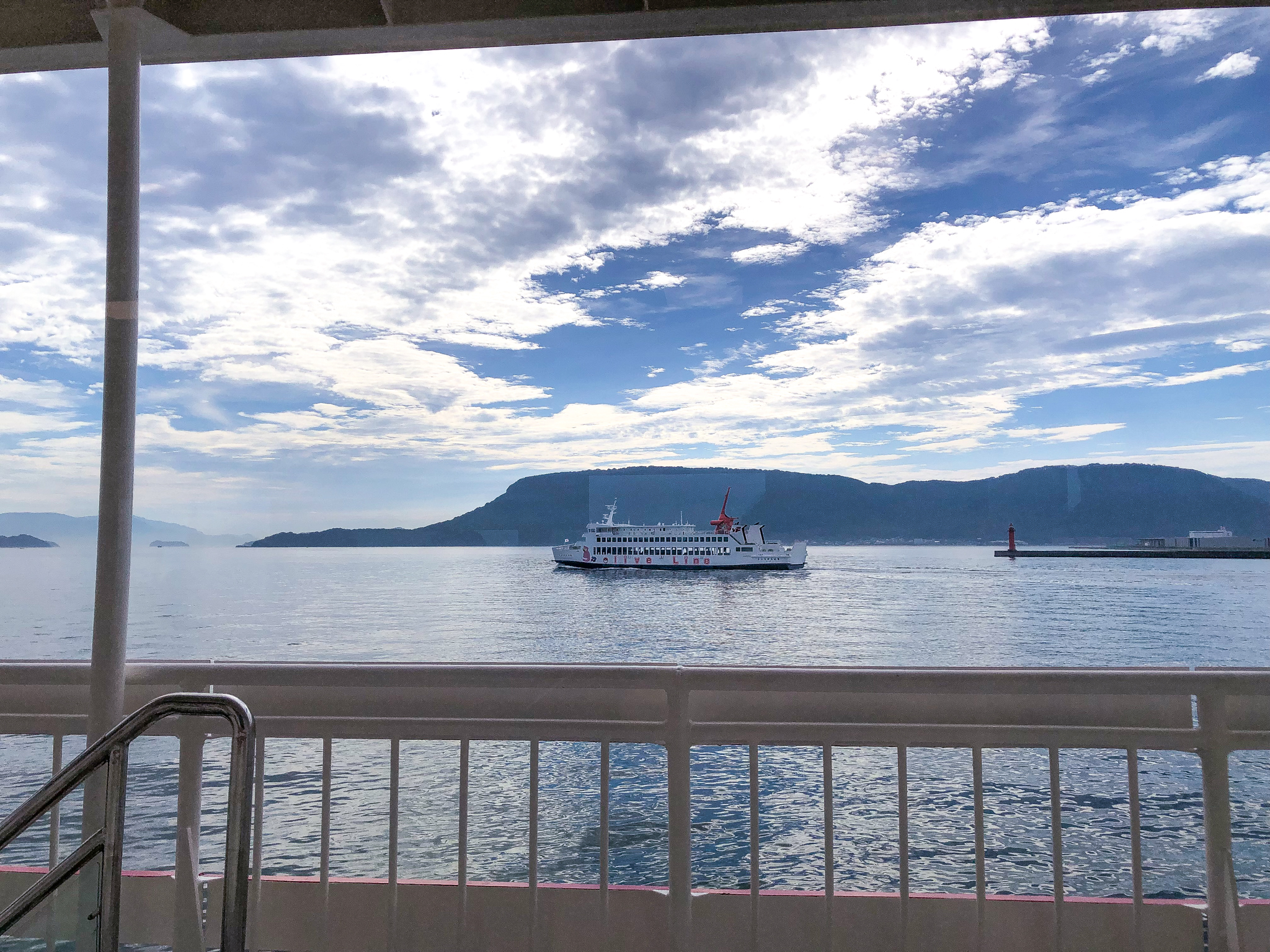 女木島海水浴場へ向かう船から見た景色