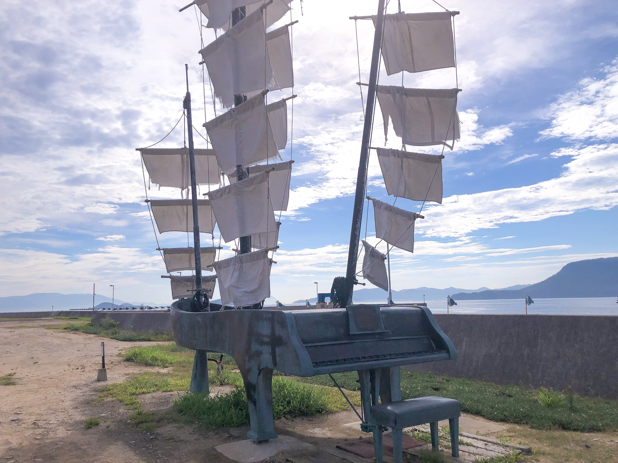 女木島海水浴場に置かれた芸術作品