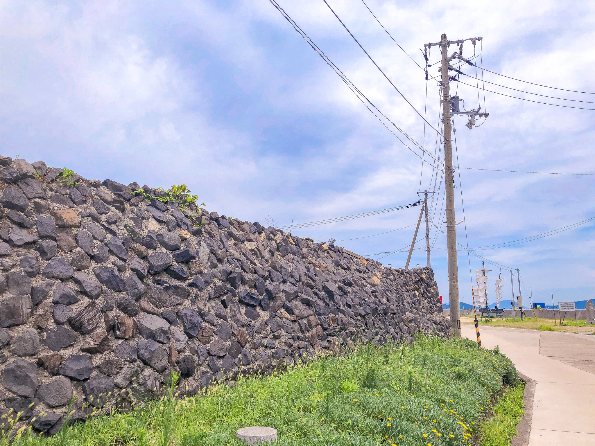 女木島海水浴場脇の民家の壁