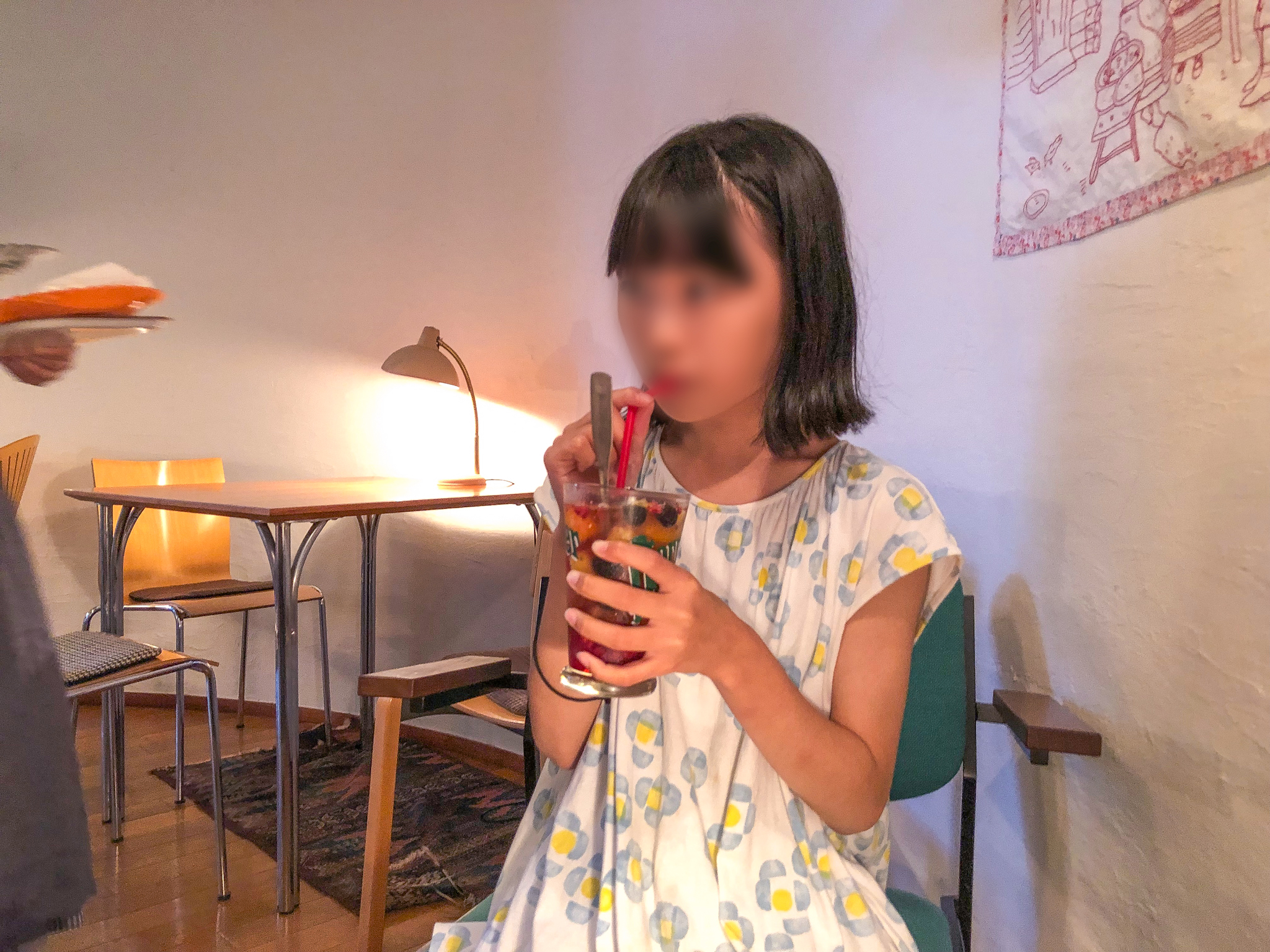 ベーグルカフェでソフトドリンクを飲む子ども