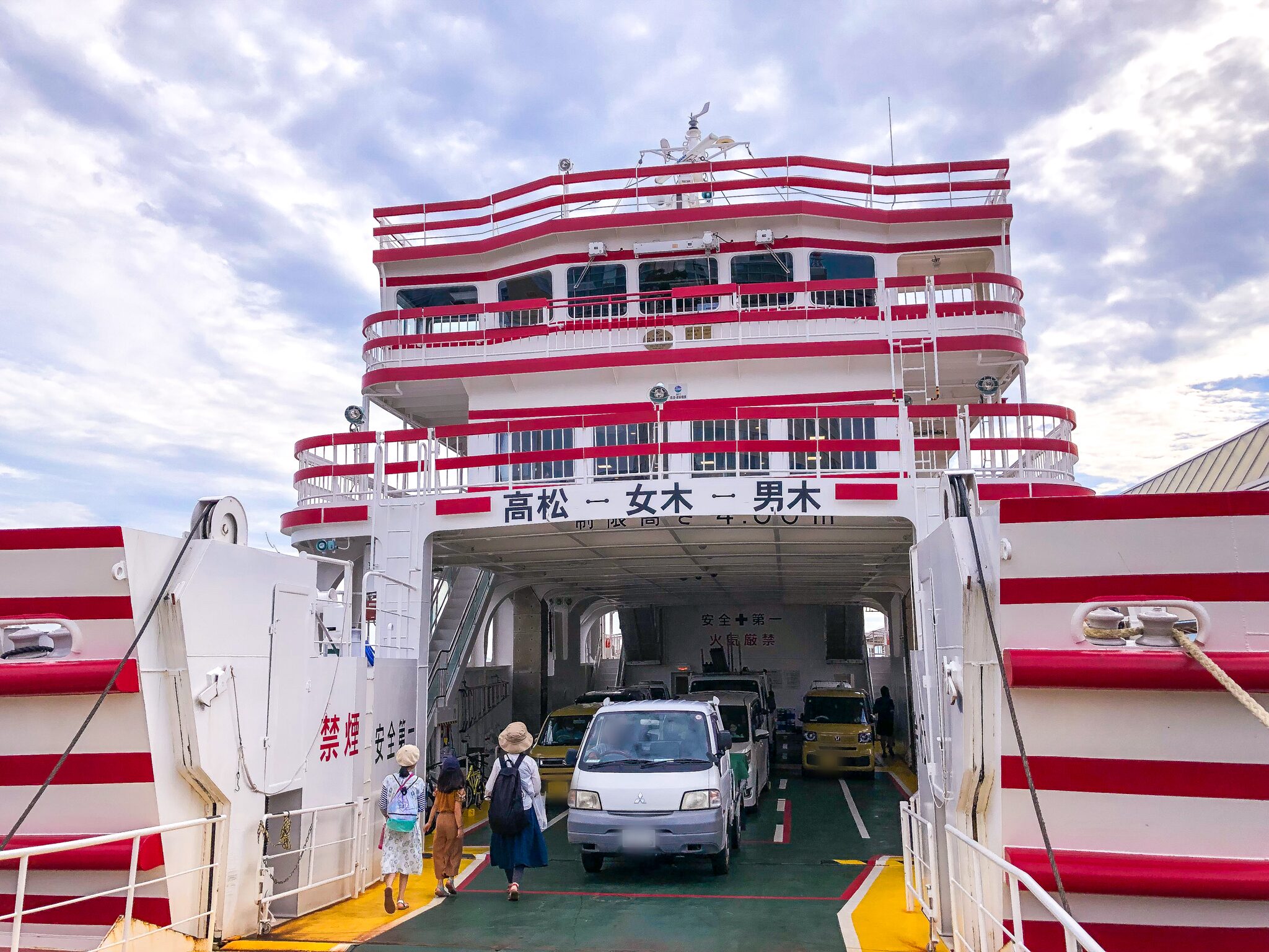 女木島海水浴場行きの船に乗る車