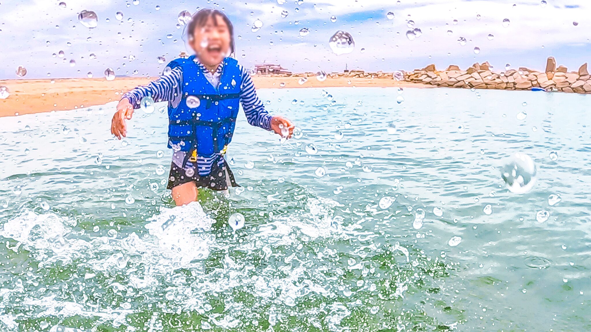 女木島海水浴場ではしゃぐ子ども