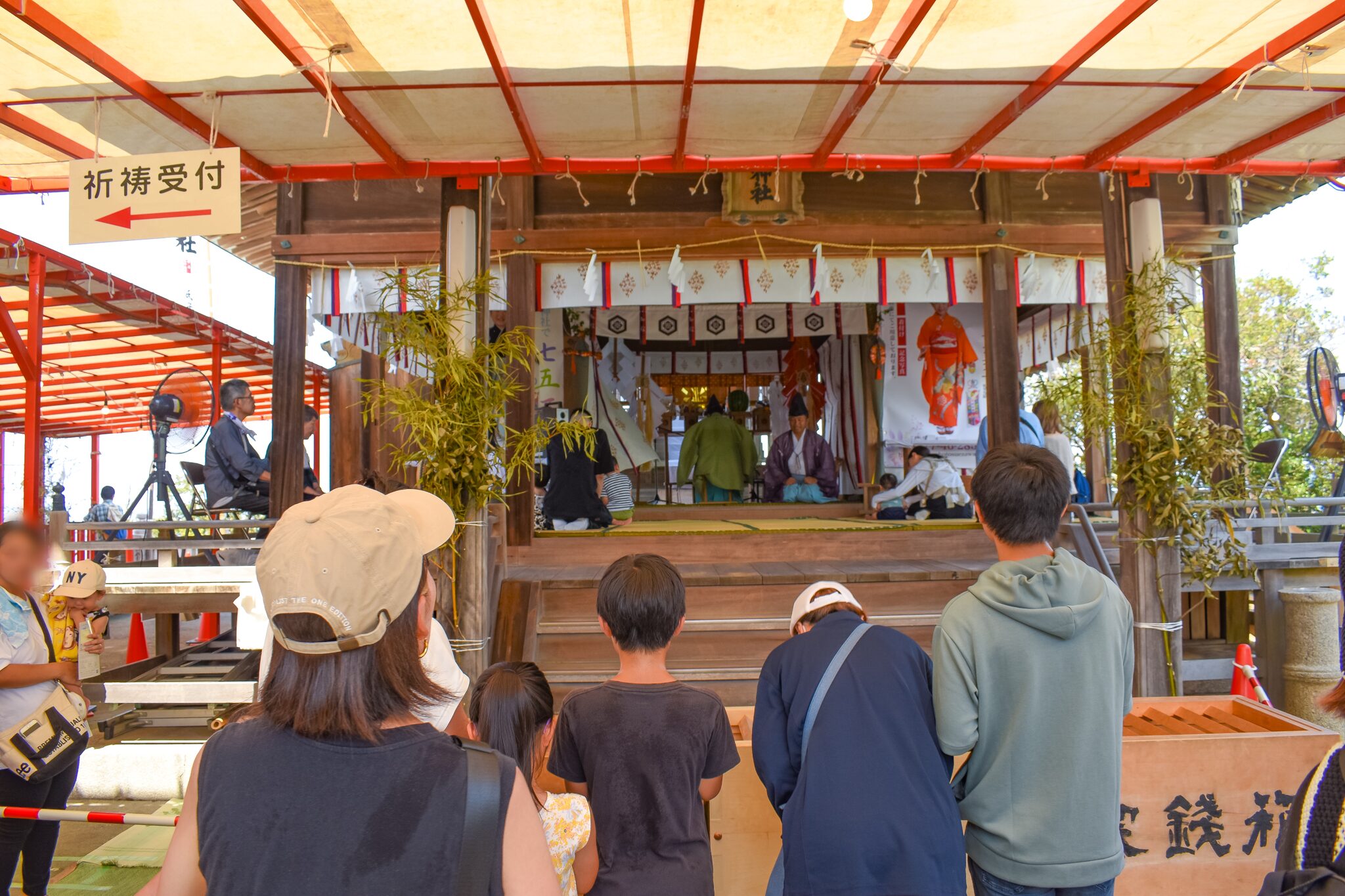 津嶋神社本殿で祈祷する様子