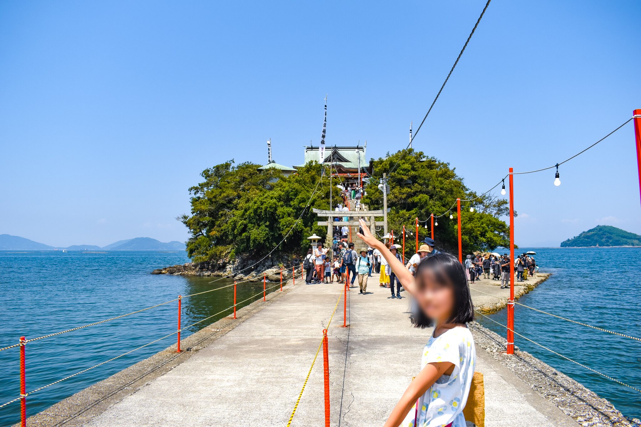 津嶋神社本殿と女の子